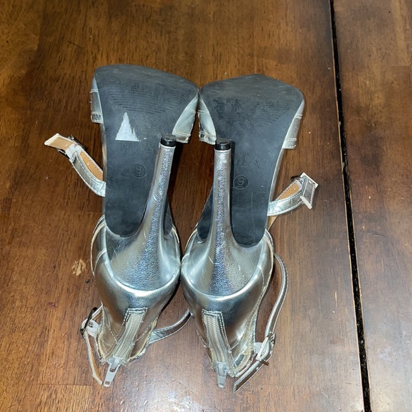 Mia's silver high heels in great condition. Size 9 - Picture 5 of 5